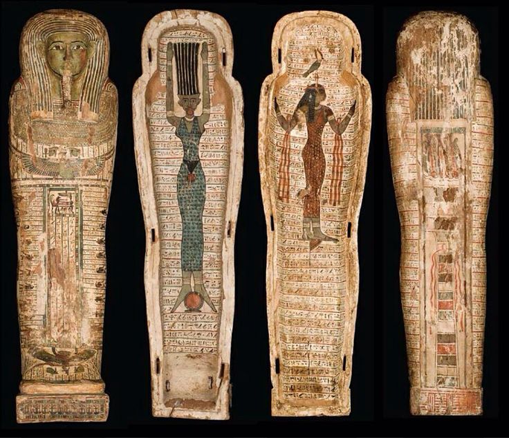 Momias egipcias con su tapa y base.