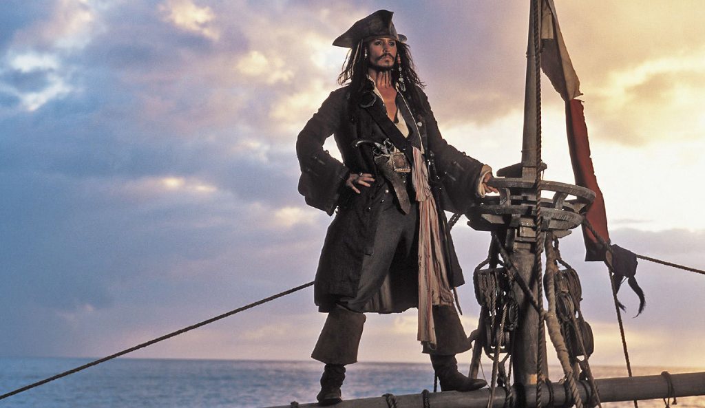 Jack Sparrow de los piratas del caribe en un barco de piratas.