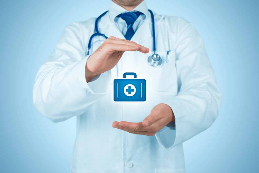 Un doctor en bata blanca con un estetoscopio en el cuello deteniendo una maleta médica falsa entre sus manos.