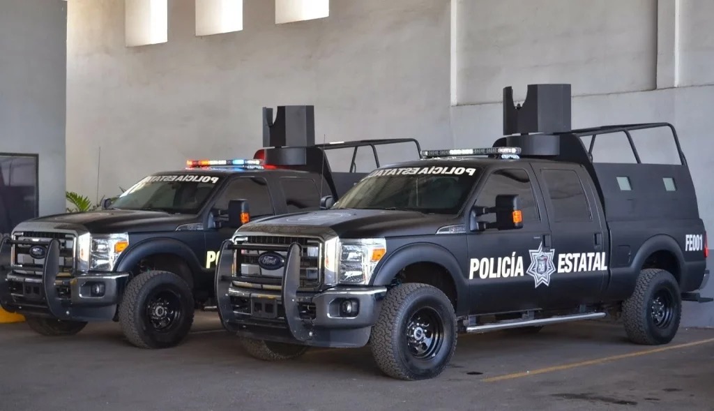 Dos camionetas de policía estatal