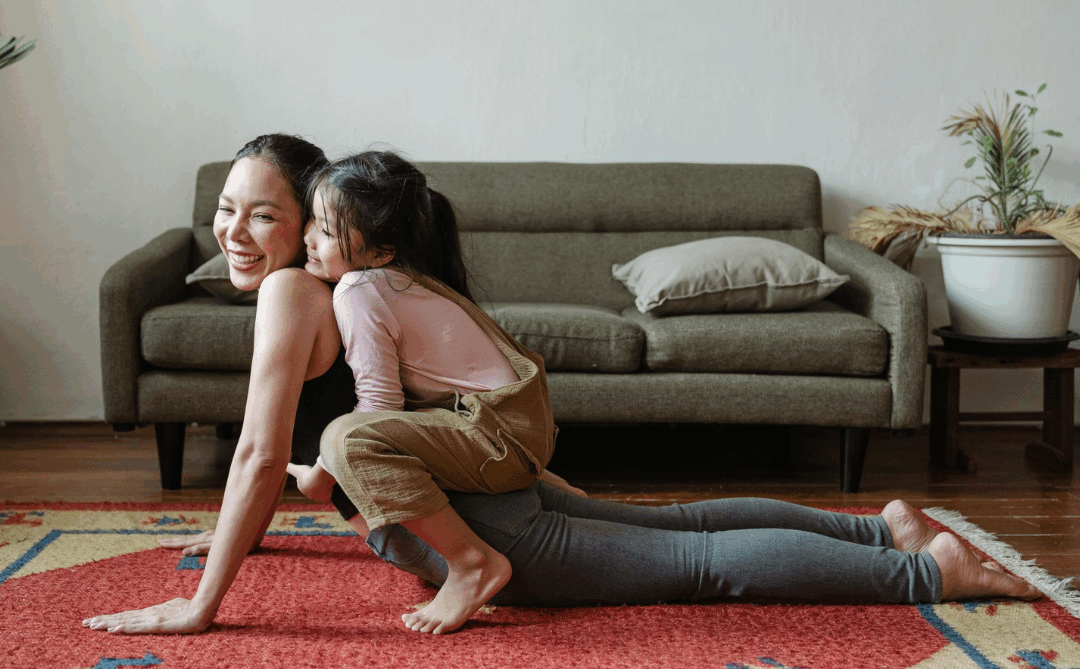 Madre e hija haciendo ejercicio en casa